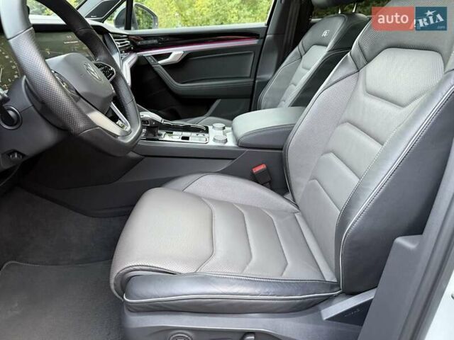 Белый Фольксваген Туарег, объемом двигателя 2.97 л и пробегом 90 тыс. км за 59989 $, фото 17 на Automoto.ua