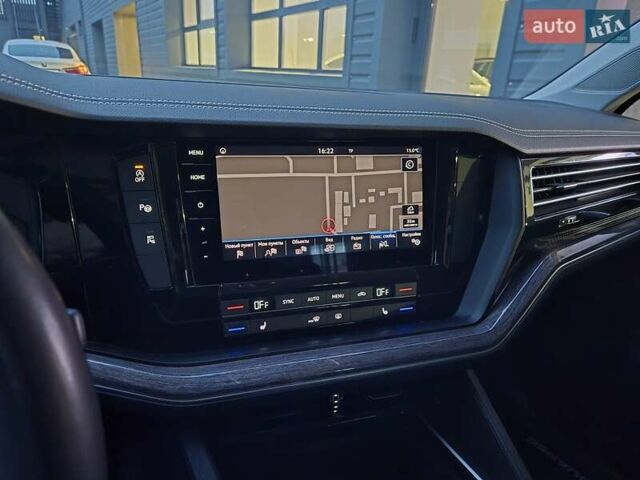 Білий Фольксваген Туарег, об'ємом двигуна 2.97 л та пробігом 48 тис. км за 48999 $, фото 17 на Automoto.ua