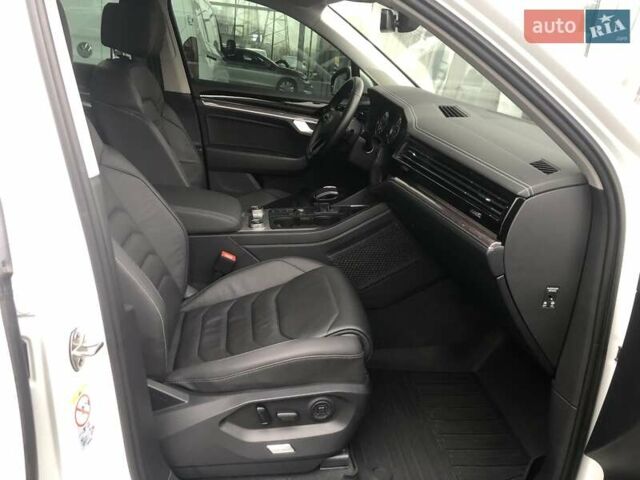 Белый Фольксваген Туарег, объемом двигателя 3 л и пробегом 44 тыс. км за 47000 $, фото 29 на Automoto.ua