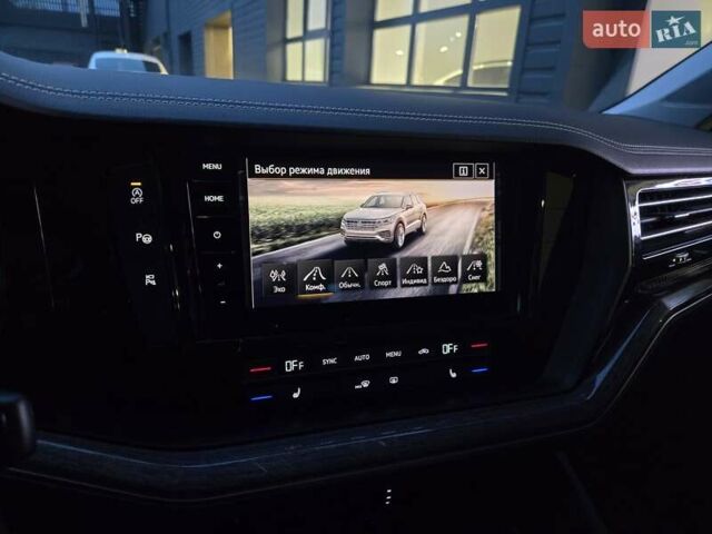 Білий Фольксваген Туарег, об'ємом двигуна 2.97 л та пробігом 48 тис. км за 48999 $, фото 19 на Automoto.ua