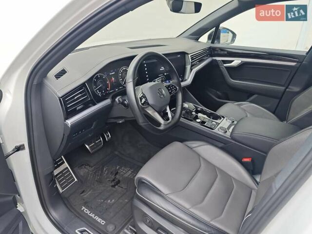 Белый Фольксваген Туарег, объемом двигателя 2.97 л и пробегом 179 тыс. км за 53924 $, фото 8 на Automoto.ua