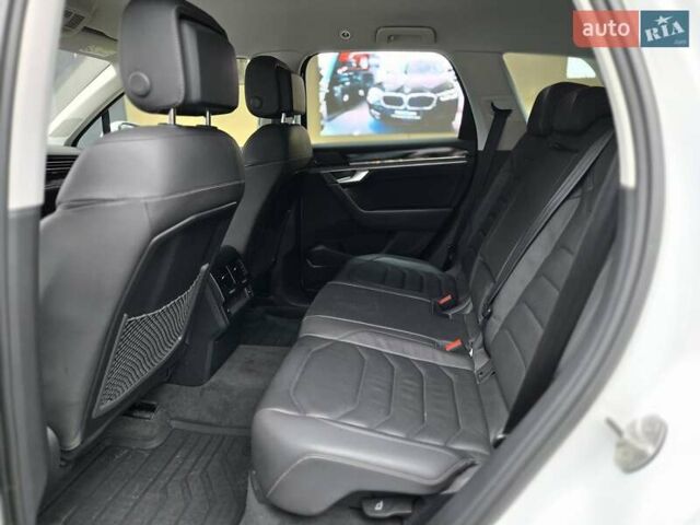 Белый Фольксваген Туарег, объемом двигателя 2.97 л и пробегом 48 тыс. км за 48999 $, фото 13 на Automoto.ua