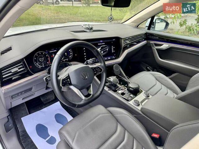 Белый Фольксваген Туарег, объемом двигателя 2.99 л и пробегом 40 тыс. км за 64990 $, фото 25 на Automoto.ua