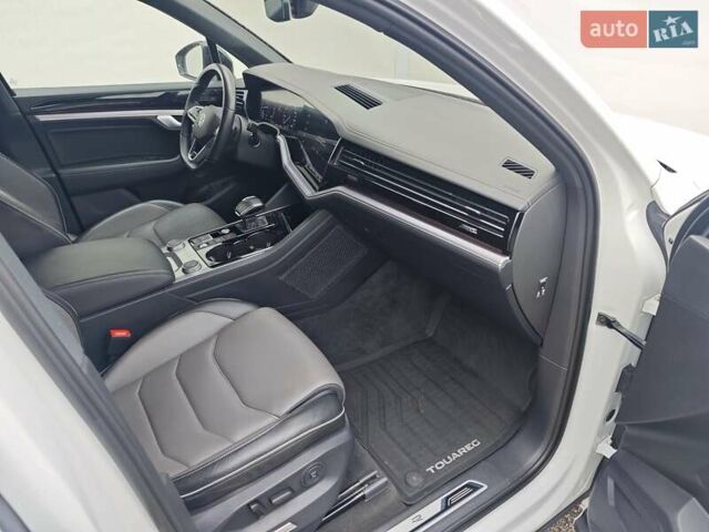 Белый Фольксваген Туарег, объемом двигателя 2.97 л и пробегом 179 тыс. км за 53924 $, фото 9 на Automoto.ua