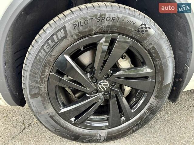 Белый Фольксваген Туарег, объемом двигателя 2.99 л и пробегом 40 тыс. км за 64990 $, фото 45 на Automoto.ua