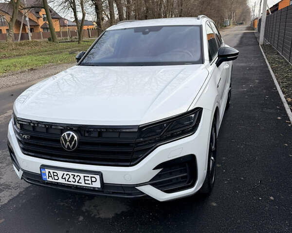 Белый Фольксваген Туарег, объемом двигателя 2.97 л и пробегом 208 тыс. км за 49900 $, фото 1 на Automoto.ua