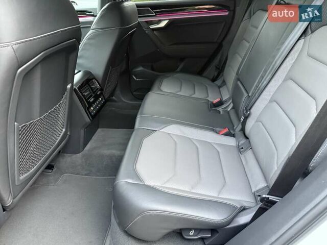 Белый Фольксваген Туарег, объемом двигателя 2.97 л и пробегом 90 тыс. км за 59989 $, фото 56 на Automoto.ua