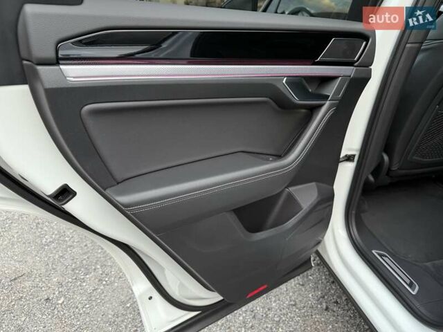 Белый Фольксваген Туарег, объемом двигателя 2.97 л и пробегом 90 тыс. км за 59989 $, фото 54 на Automoto.ua