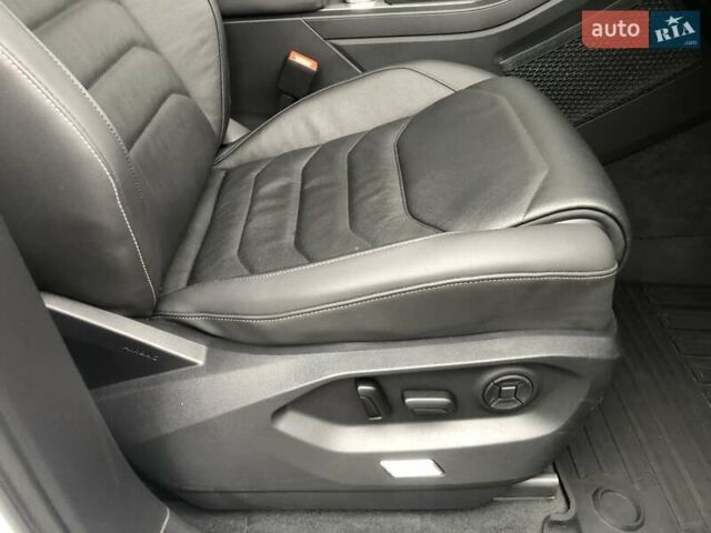 Белый Фольксваген Туарег, объемом двигателя 3 л и пробегом 44 тыс. км за 47000 $, фото 31 на Automoto.ua