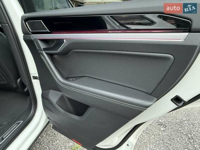 Белый Фольксваген Туарег, объемом двигателя 2.97 л и пробегом 90 тыс. км за 59989 $, фото 28 на Automoto.ua