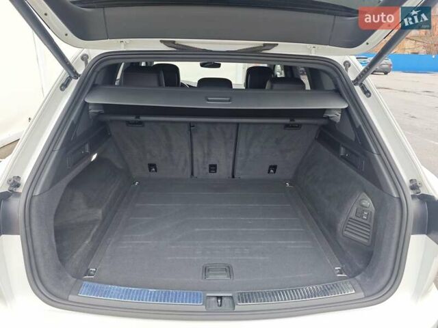 Белый Фольксваген Туарег, объемом двигателя 2.97 л и пробегом 179 тыс. км за 53924 $, фото 17 на Automoto.ua