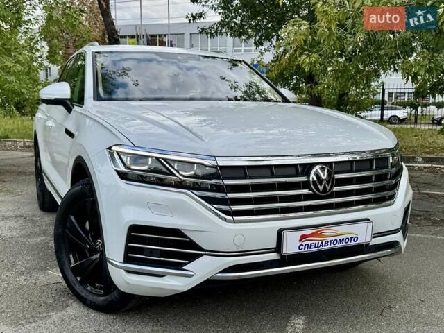 Белый Фольксваген Туарег, объемом двигателя 2.99 л и пробегом 40 тыс. км за 64990 $, фото 2 на Automoto.ua