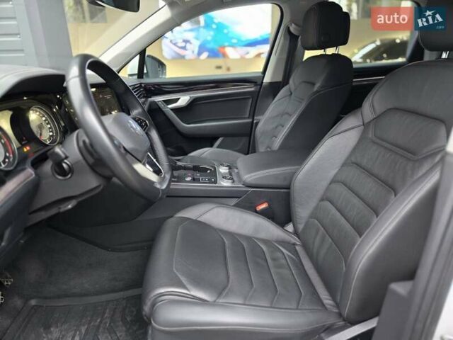 Білий Фольксваген Туарег, об'ємом двигуна 2.97 л та пробігом 48 тис. км за 48999 $, фото 8 на Automoto.ua