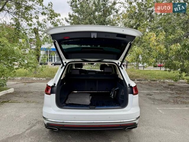 Белый Фольксваген Туарег, объемом двигателя 2.99 л и пробегом 40 тыс. км за 64990 $, фото 39 на Automoto.ua