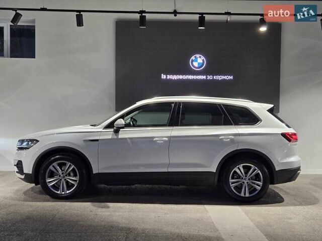 Белый Фольксваген Туарег, объемом двигателя 2.97 л и пробегом 48 тыс. км за 48999 $, фото 1 на Automoto.ua