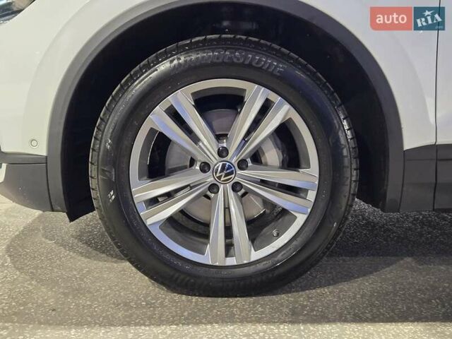 Білий Фольксваген Туарег, об'ємом двигуна 2.97 л та пробігом 48 тис. км за 48999 $, фото 6 на Automoto.ua