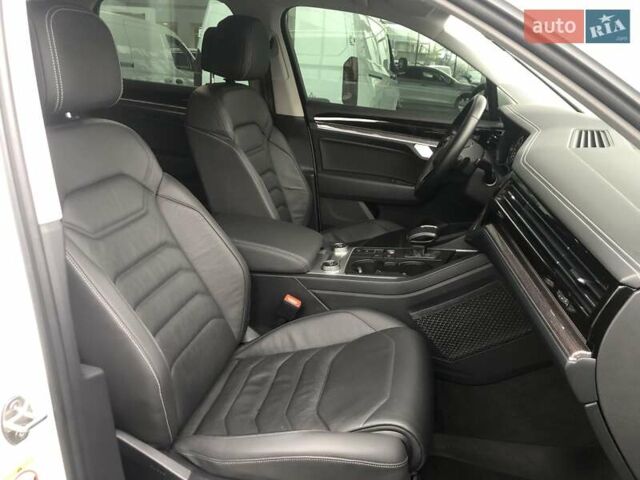 Белый Фольксваген Туарег, объемом двигателя 3 л и пробегом 44 тыс. км за 47000 $, фото 30 на Automoto.ua