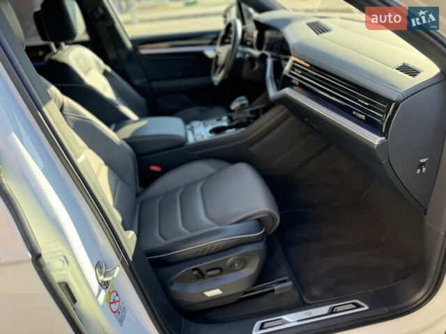 Белый Фольксваген Туарег, объемом двигателя 2.97 л и пробегом 138 тыс. км за 63000 $, фото 31 на Automoto.ua