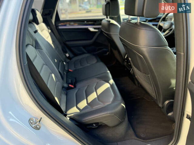 Белый Фольксваген Туарег, объемом двигателя 2.97 л и пробегом 138 тыс. км за 63000 $, фото 30 на Automoto.ua