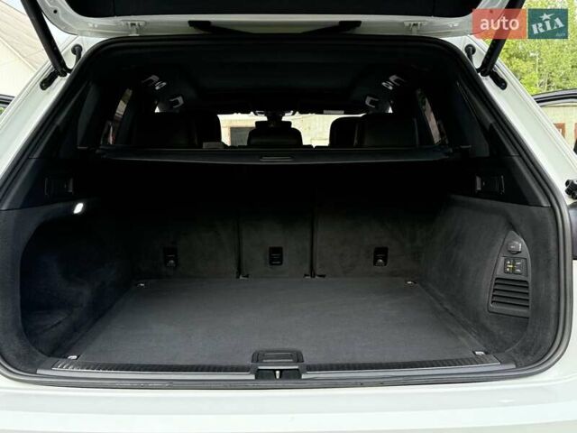 Белый Фольксваген Туарег, объемом двигателя 2.97 л и пробегом 131 тыс. км за 61990 $, фото 60 на Automoto.ua