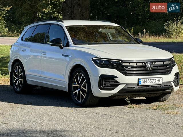 Белый Фольксваген Туарег, объемом двигателя 2.97 л и пробегом 135 тыс. км за 65700 $, фото 2 на Automoto.ua