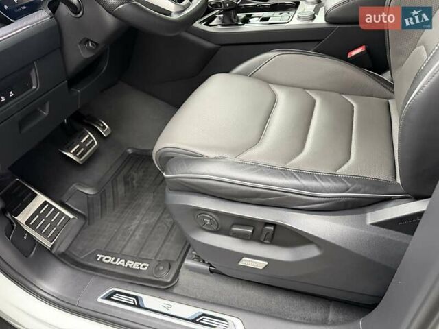 Белый Фольксваген Туарег, объемом двигателя 3 л и пробегом 63 тыс. км за 62999 $, фото 15 на Automoto.ua
