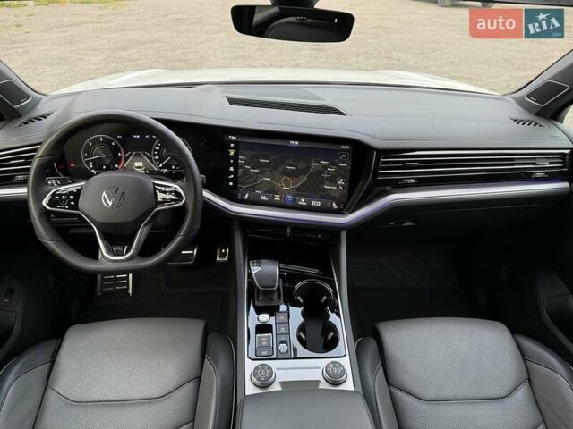 Белый Фольксваген Туарег, объемом двигателя 2.97 л и пробегом 131 тыс. км за 61990 $, фото 47 на Automoto.ua