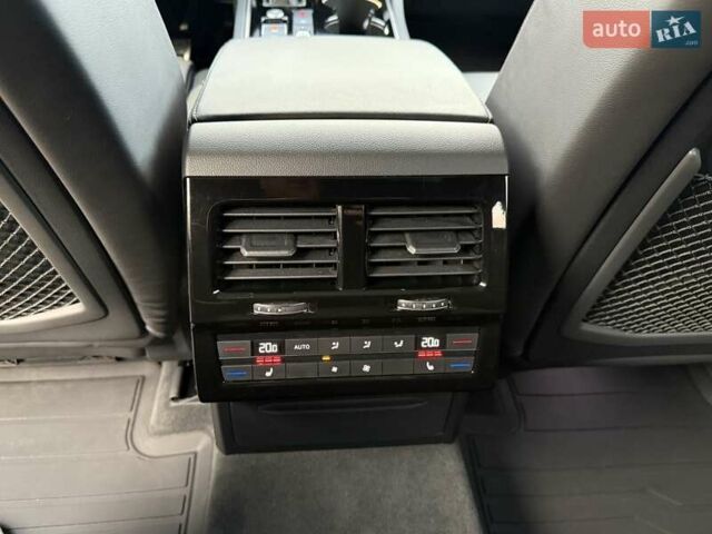 Белый Фольксваген Туарег, объемом двигателя 2.97 л и пробегом 131 тыс. км за 61990 $, фото 51 на Automoto.ua