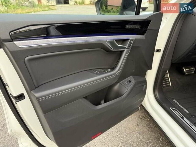 Белый Фольксваген Туарег, объемом двигателя 2.97 л и пробегом 131 тыс. км за 61990 $, фото 53 на Automoto.ua