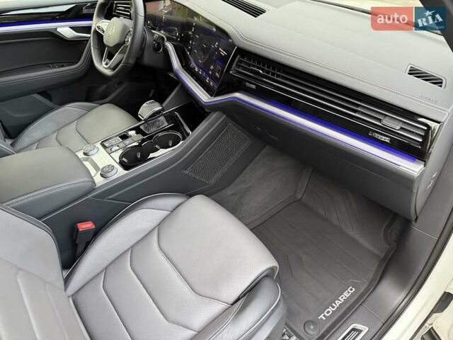 Белый Фольксваген Туарег, объемом двигателя 2.97 л и пробегом 131 тыс. км за 61990 $, фото 39 на Automoto.ua