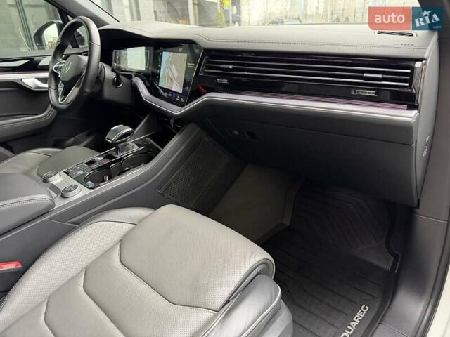 Белый Фольксваген Туарег, объемом двигателя 3 л и пробегом 63 тыс. км за 62999 $, фото 2 на Automoto.ua