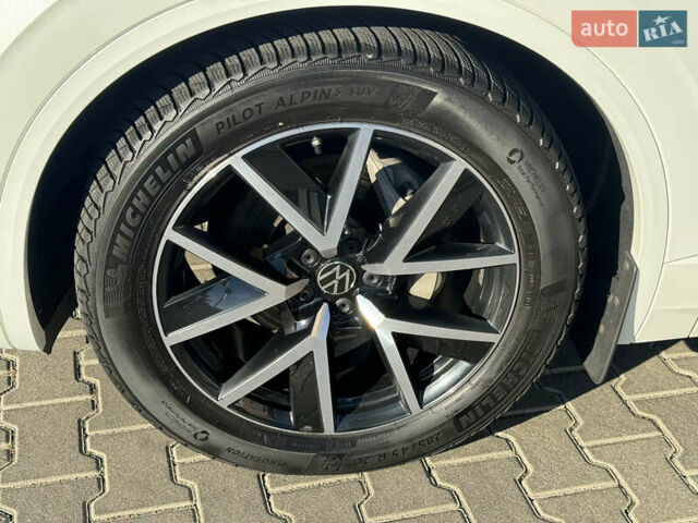 Белый Фольксваген Туарег, объемом двигателя 2.97 л и пробегом 138 тыс. км за 63000 $, фото 11 на Automoto.ua