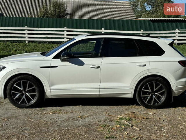 Белый Фольксваген Туарег, объемом двигателя 2.97 л и пробегом 135 тыс. км за 65700 $, фото 4 на Automoto.ua
