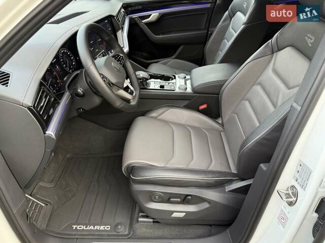 Белый Фольксваген Туарег, объемом двигателя 2.97 л и пробегом 131 тыс. км за 61990 $, фото 55 на Automoto.ua