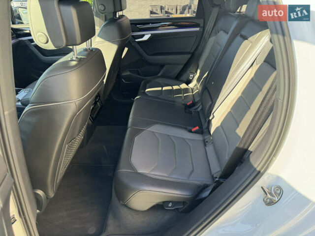 Белый Фольксваген Туарег, объемом двигателя 2.97 л и пробегом 138 тыс. км за 63000 $, фото 22 на Automoto.ua