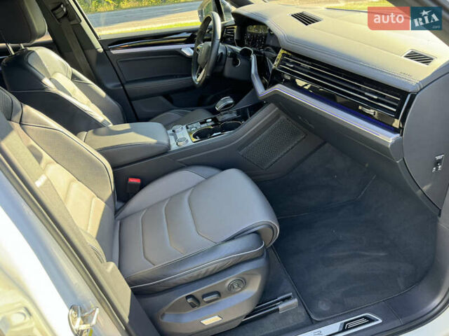 Белый Фольксваген Туарег, объемом двигателя 2.97 л и пробегом 135 тыс. км за 65700 $, фото 21 на Automoto.ua