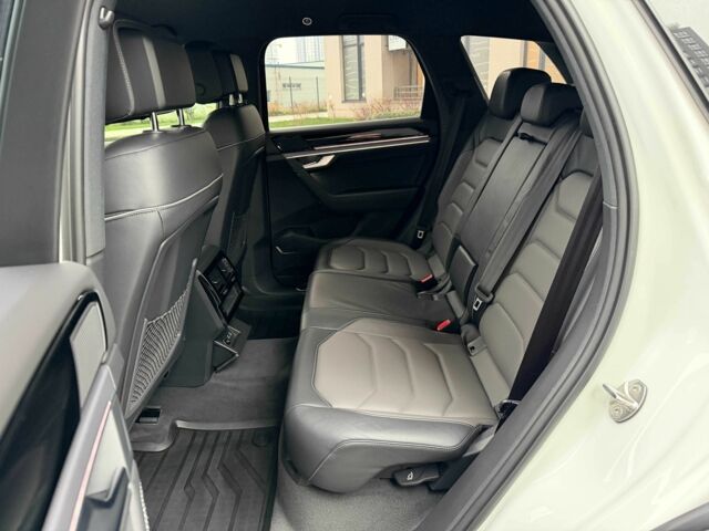 Білий Фольксваген Туарег, об'ємом двигуна 3 л та пробігом 63 тис. км за 62999 $, фото 14 на Automoto.ua