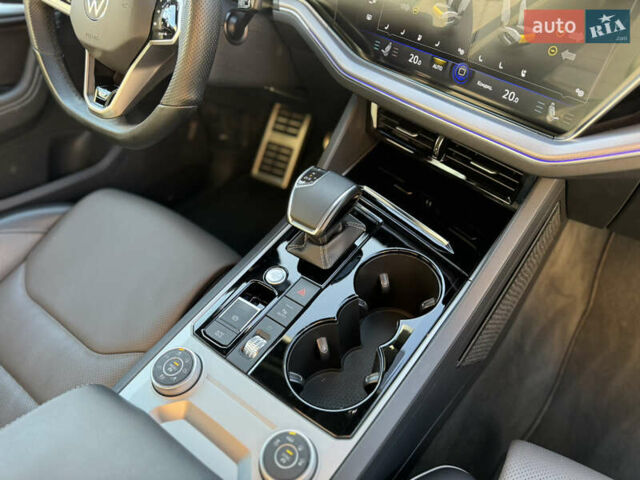 Белый Фольксваген Туарег, объемом двигателя 2.97 л и пробегом 138 тыс. км за 63000 $, фото 33 на Automoto.ua