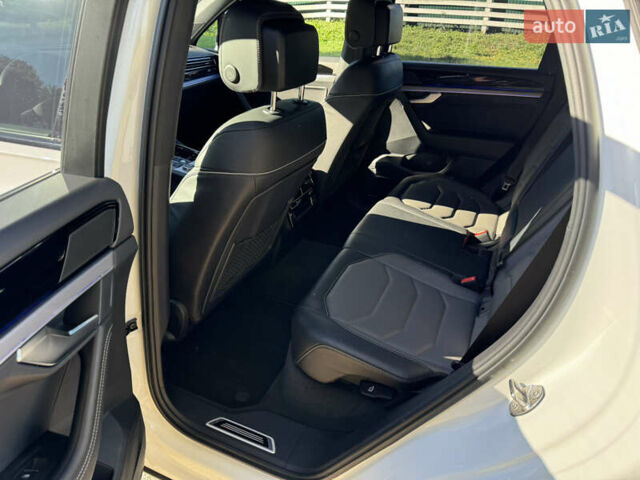 Белый Фольксваген Туарег, объемом двигателя 2.97 л и пробегом 135 тыс. км за 65700 $, фото 19 на Automoto.ua