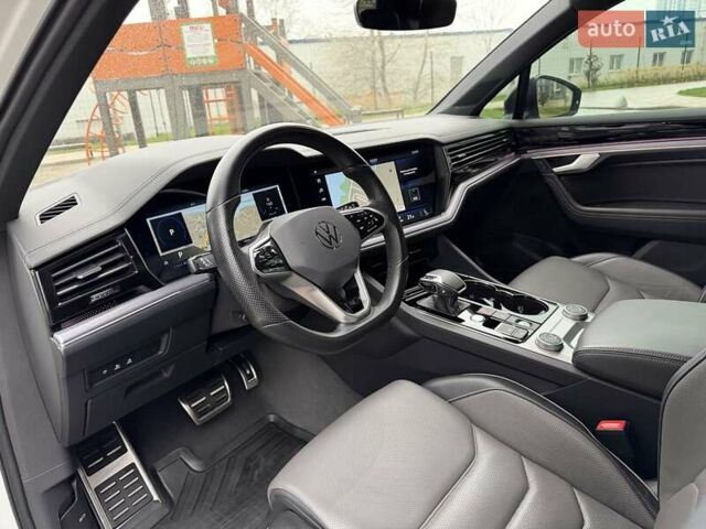 Белый Фольксваген Туарег, объемом двигателя 3 л и пробегом 63 тыс. км за 62999 $, фото 13 на Automoto.ua