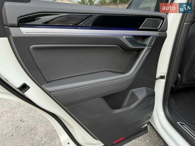 Белый Фольксваген Туарег, объемом двигателя 2.97 л и пробегом 131 тыс. км за 61990 $, фото 50 на Automoto.ua