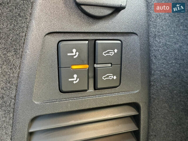 Белый Фольксваген Туарег, объемом двигателя 2.97 л и пробегом 135 тыс. км за 65700 $, фото 29 на Automoto.ua