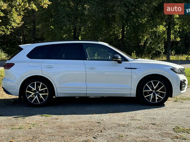 Белый Фольксваген Туарег, объемом двигателя 2.97 л и пробегом 135 тыс. км за 65700 $, фото 3 на Automoto.ua