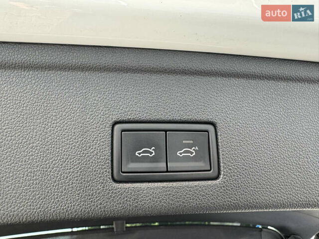 Белый Фольксваген Туарег, объемом двигателя 2.97 л и пробегом 135 тыс. км за 65700 $, фото 32 на Automoto.ua