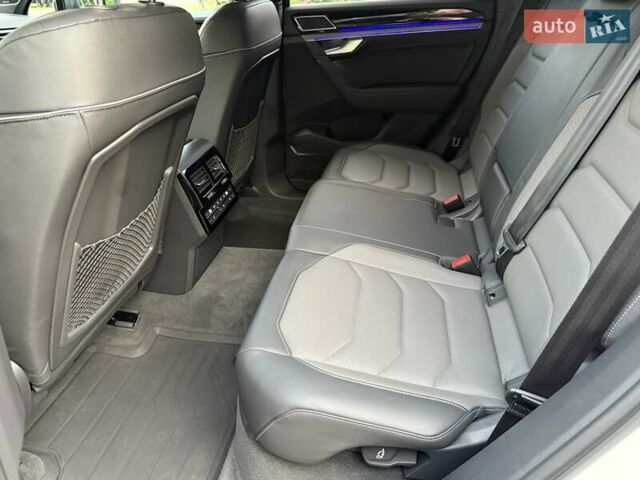 Белый Фольксваген Туарег, объемом двигателя 2.97 л и пробегом 131 тыс. км за 61990 $, фото 46 на Automoto.ua