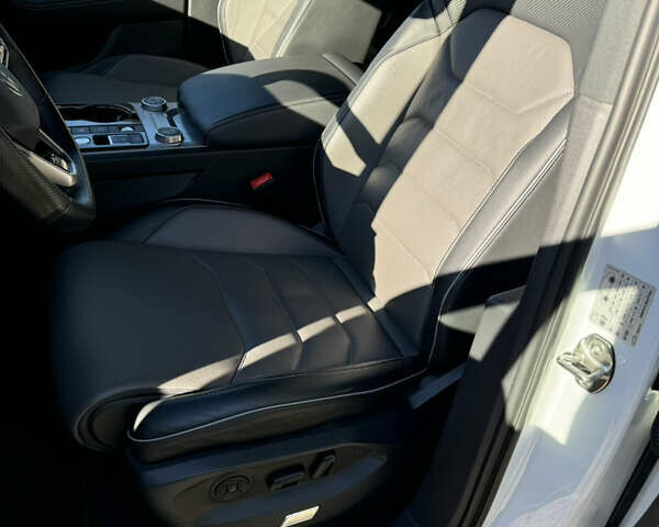 Белый Фольксваген Туарег, объемом двигателя 2.97 л и пробегом 135 тыс. км за 65700 $, фото 12 на Automoto.ua