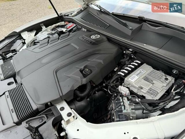 Белый Фольксваген Туарег, объемом двигателя 2.97 л и пробегом 131 тыс. км за 61990 $, фото 62 на Automoto.ua