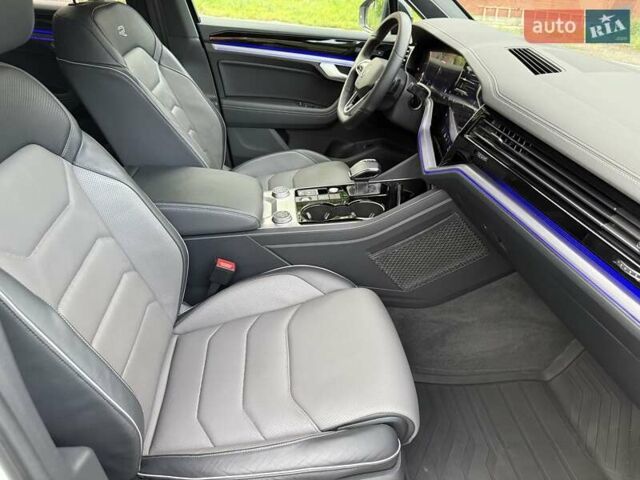 Белый Фольксваген Туарег, объемом двигателя 2.97 л и пробегом 131 тыс. км за 61990 $, фото 23 на Automoto.ua