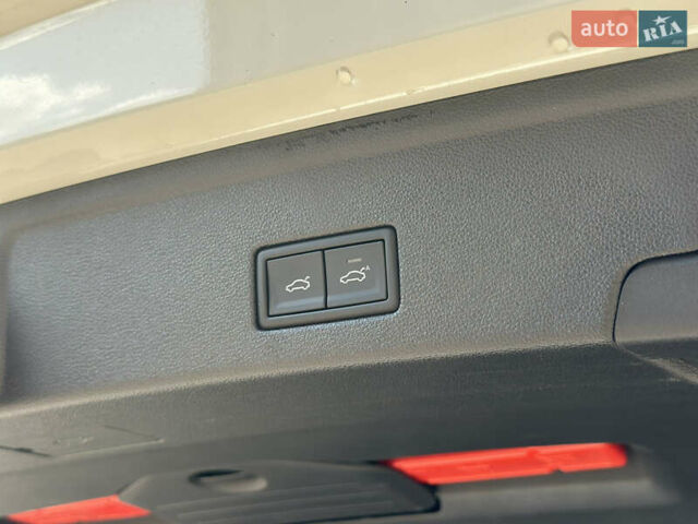 Білий Фольксваген Туарег, об'ємом двигуна 2.99 л та пробігом 26 тис. км за 69999 $, фото 13 на Automoto.ua