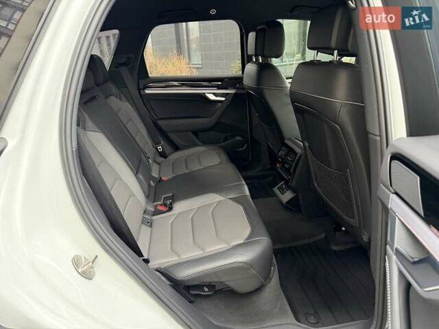 Белый Фольксваген Туарег, объемом двигателя 3 л и пробегом 63 тыс. км за 62999 $, фото 18 на Automoto.ua